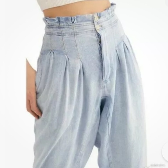 Free People Mover and  Shaker Pleated Paper Bag Jean in Indigo .Size 2 - Picture 2 of 11